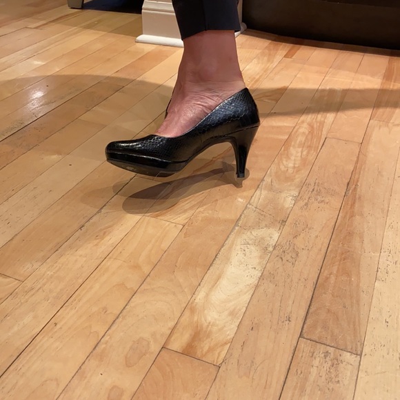 Black Bandolino snake patterned heel - Picture 2 of 6